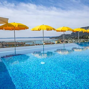 https://sky-pool-hotel-sole-garda.hotelinveneto.com